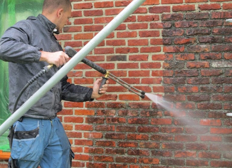 Hoe scheuren in een muur laten herstellen?