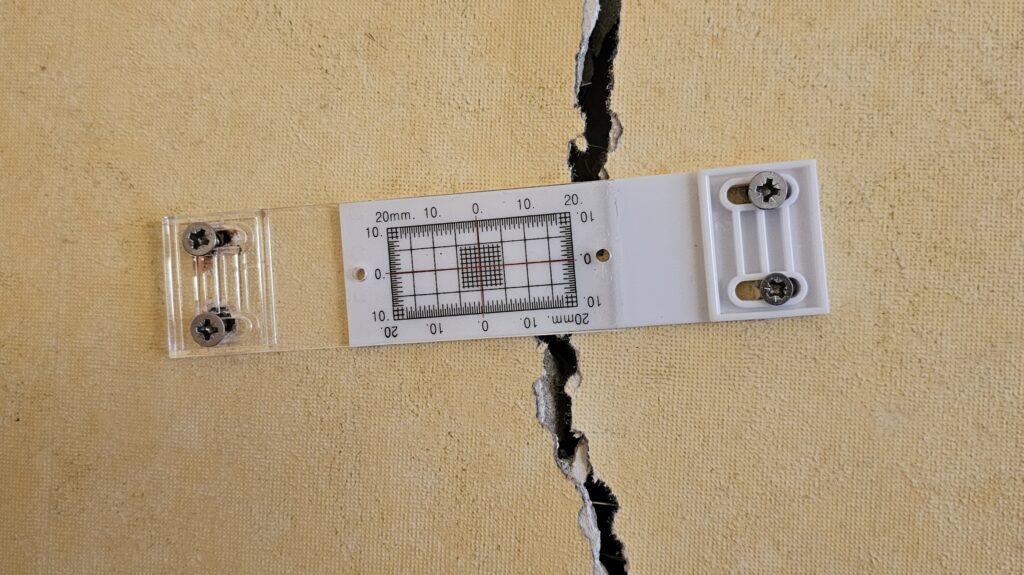 Scheur in de gevel meten