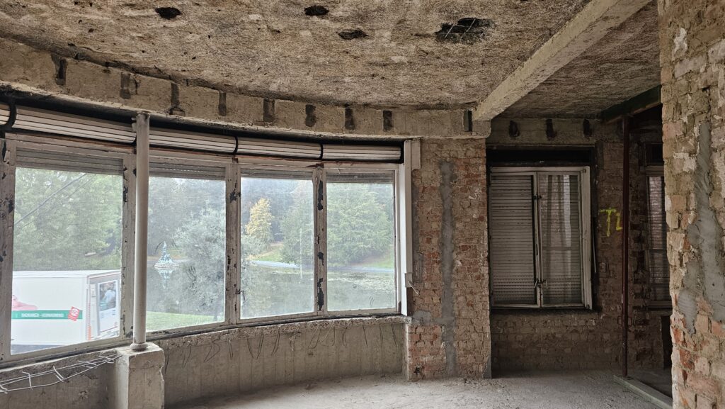 Beschadigde betonconstructie voor herstelling in Gent