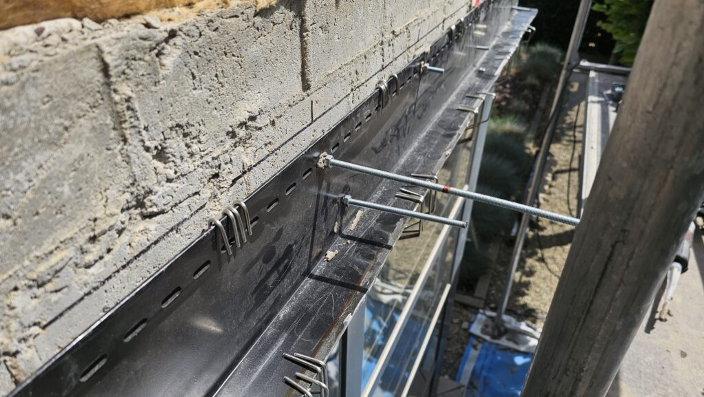 Plaatsen van rollaagbeugels voor het structureel ondersteunen van gevelstenen