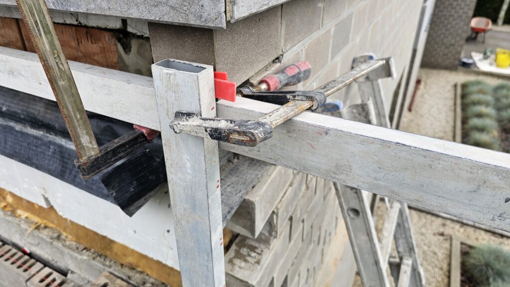 Uitlijnen van het metselwerk tijdens een structurele gevelherstelling