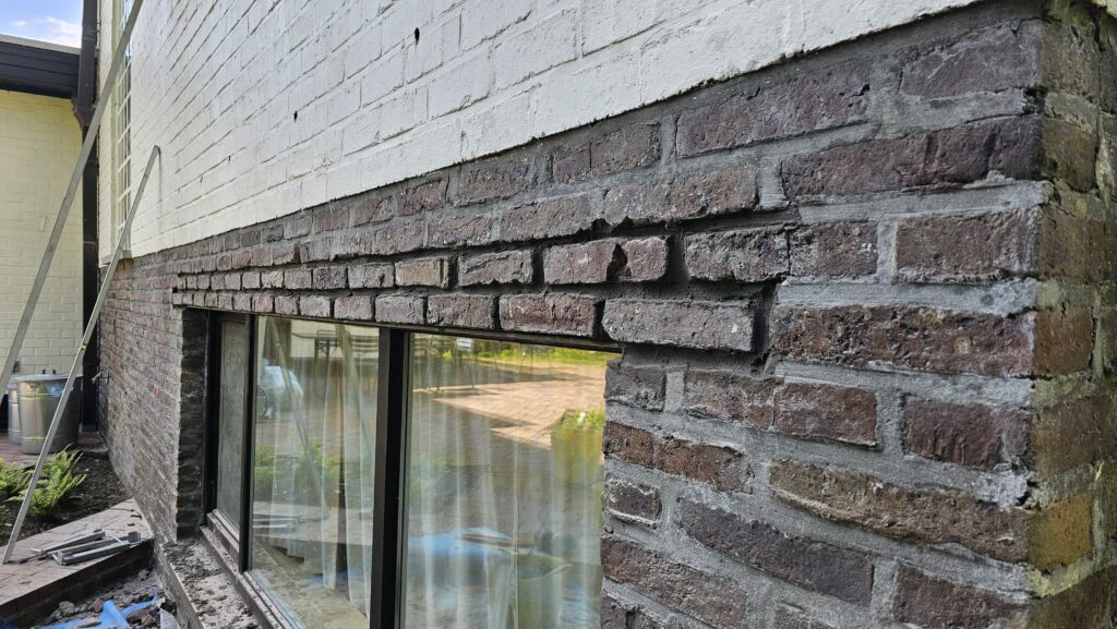 Afgewerkte raamopening na vervangen latei in Brugge