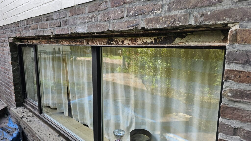 Bestaande raamopening met de oude lateiconstructie.